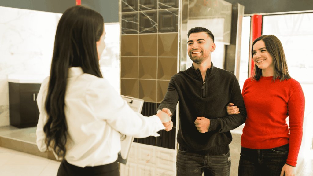 Membre d'un force de vente saluant des prospects avant un entretien commercial